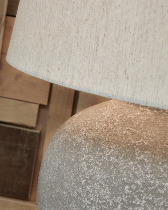 Dreward Table Lamp - De Avenue Furniture
